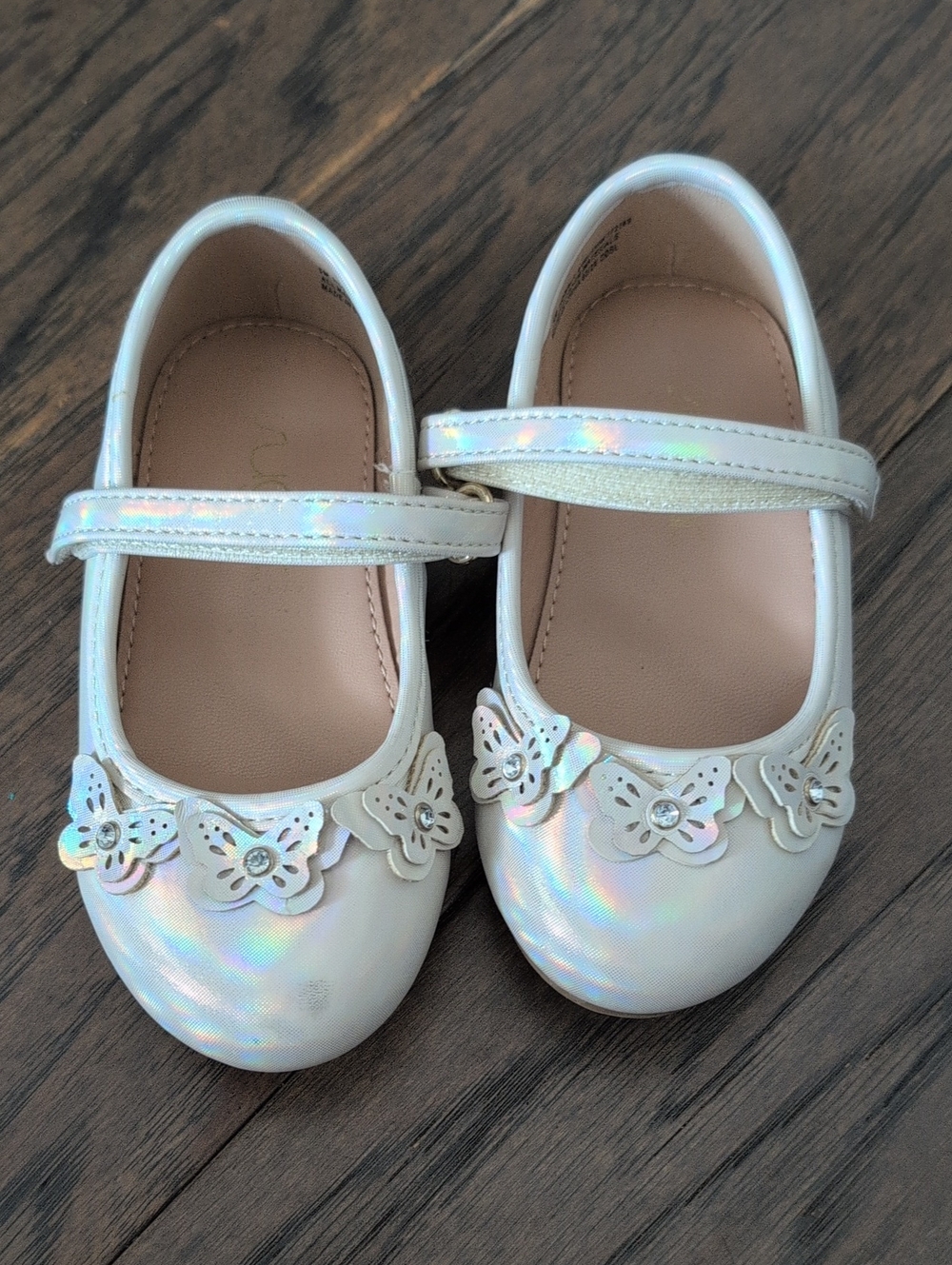 Girls' Iridescent White Mary Jane Shoes with Butterfly Trim Size 6 Toddler